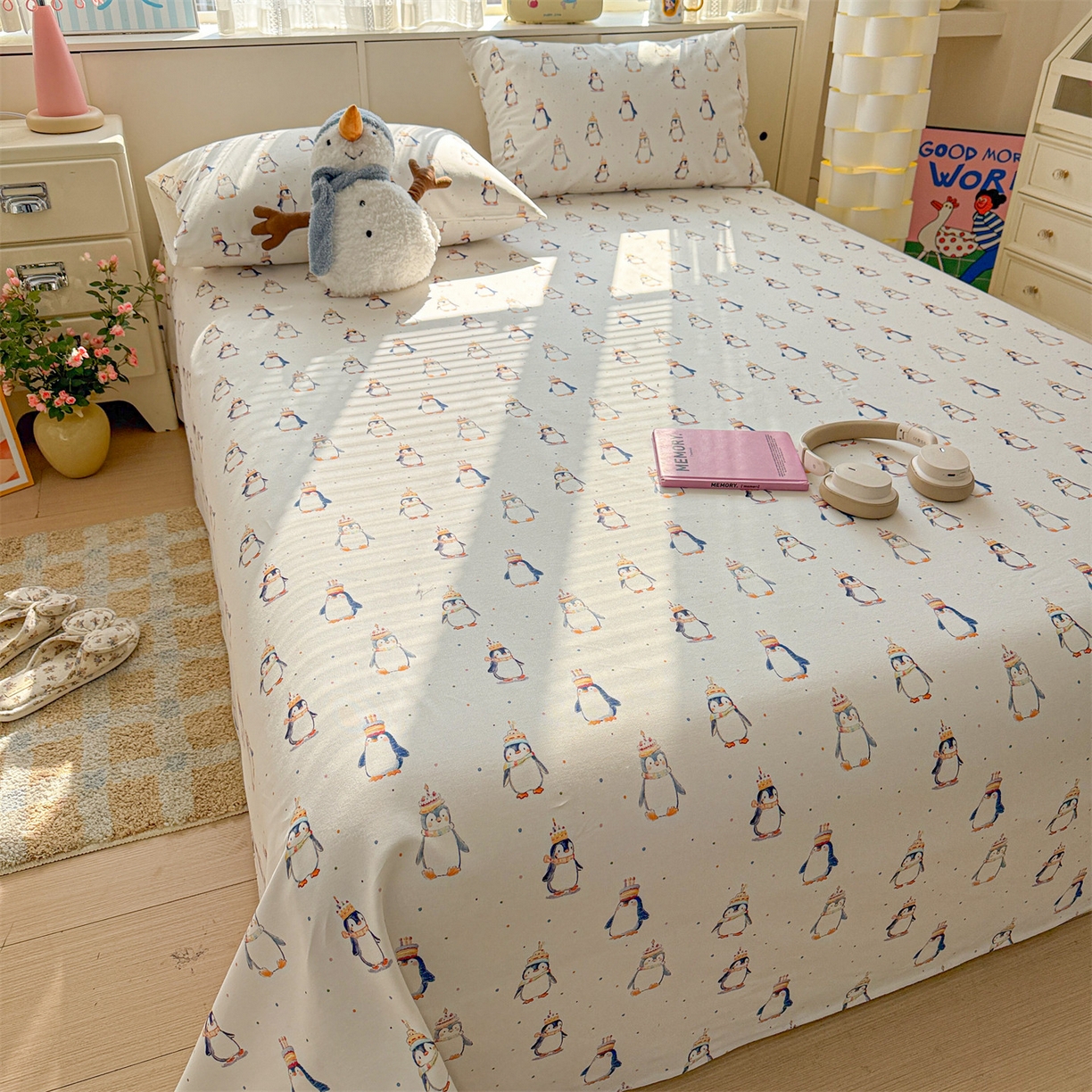 91家纺网 家纺一手货源 找家纺 名兮家居 2026新款全棉A类卡通简约时尚老粗布床单 帽帽企鹅