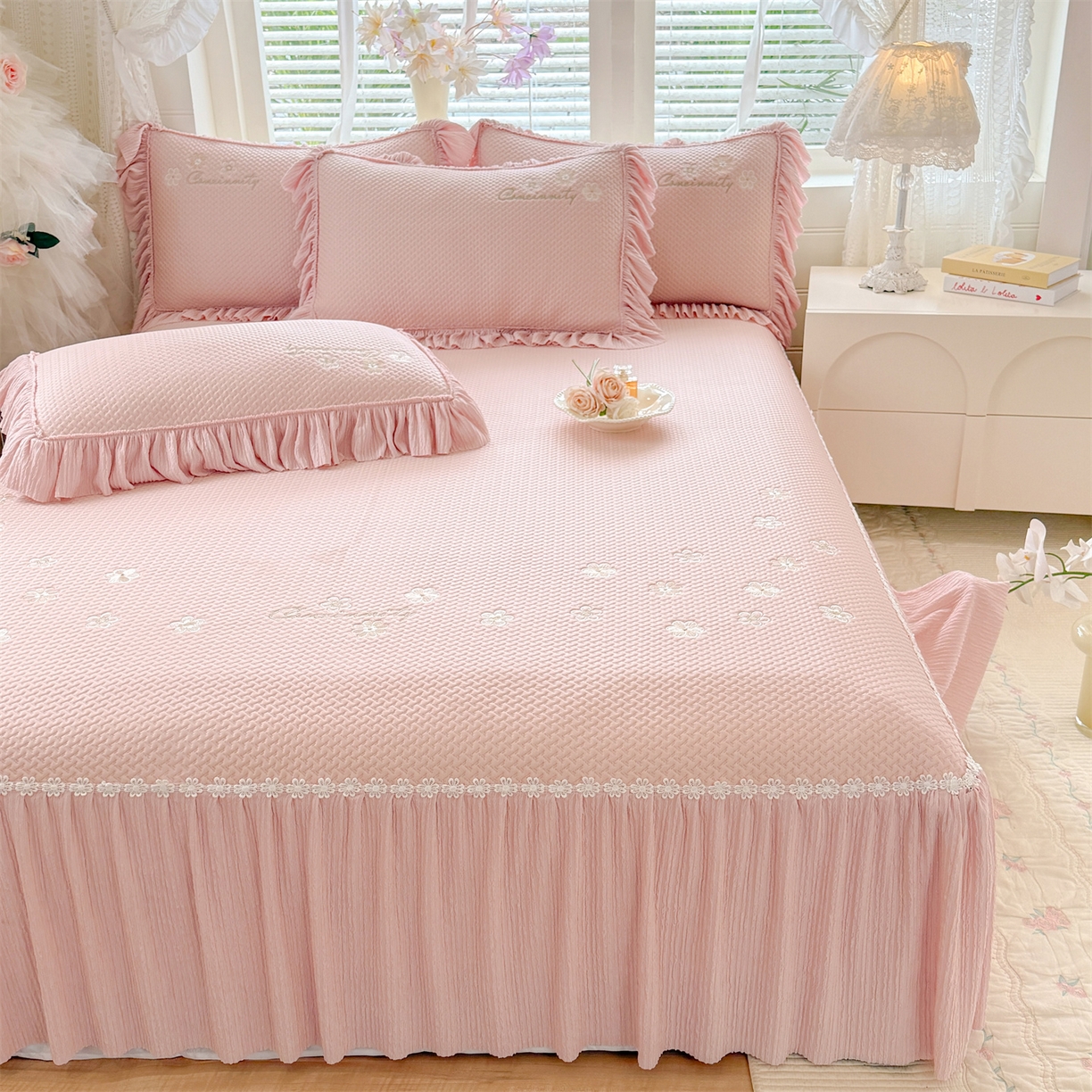 91家纺网 家纺一手货源 找家纺 绒棉世家 2026新款-高克重PE聚乙中分子提花银丝缎刺绣法式花边复合凉感软席 花信-粉玉