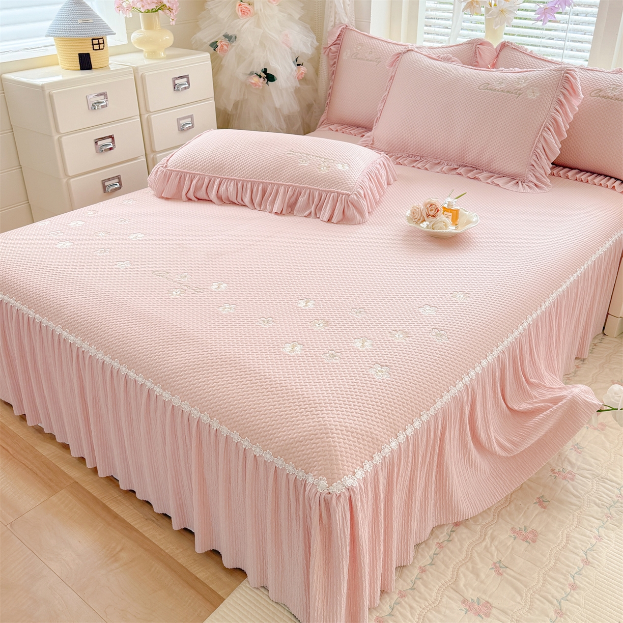 91家纺网 家纺一手货源 找家纺 绒棉世家 2026新款-高克重PE聚乙中分子提花银丝缎刺绣法式花边复合凉感软席 花信-粉玉