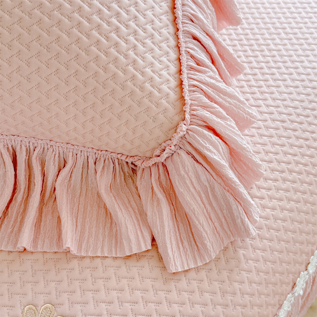 91家纺网 家纺一手货源 找家纺 绒棉世家 2026新款-高克重PE聚乙中分子提花银丝缎刺绣法式花边复合凉感软席 花信-粉玉