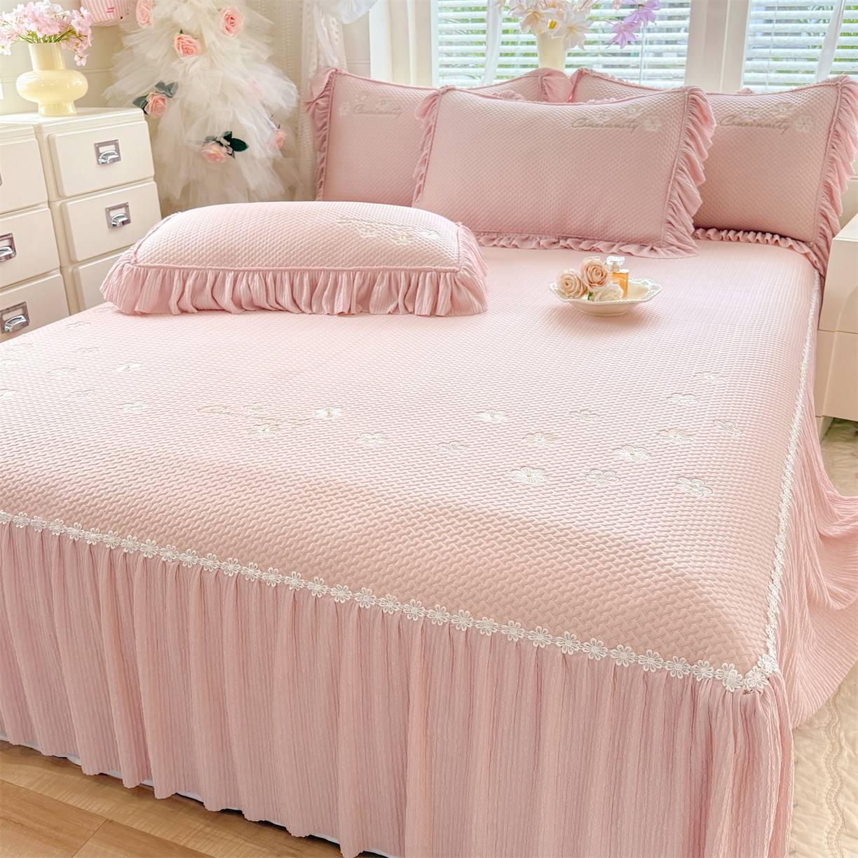 91家纺网 家纺一手货源 找家纺 绒棉世家 2026新款-高克重PE聚乙中分子提花银丝缎刺绣法式花边复合凉感软席 花信-粉玉