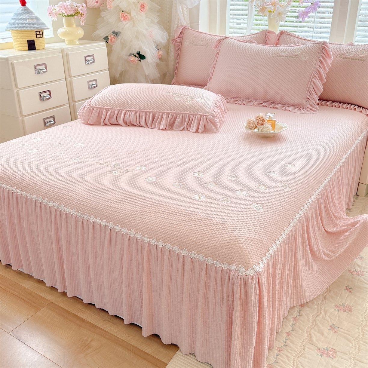 91家纺网 家纺一手货源 找家纺 绒棉世家 2026新款-高克重PE聚乙中分子提花银丝缎刺绣法式花边复合凉感软席 花信-粉玉