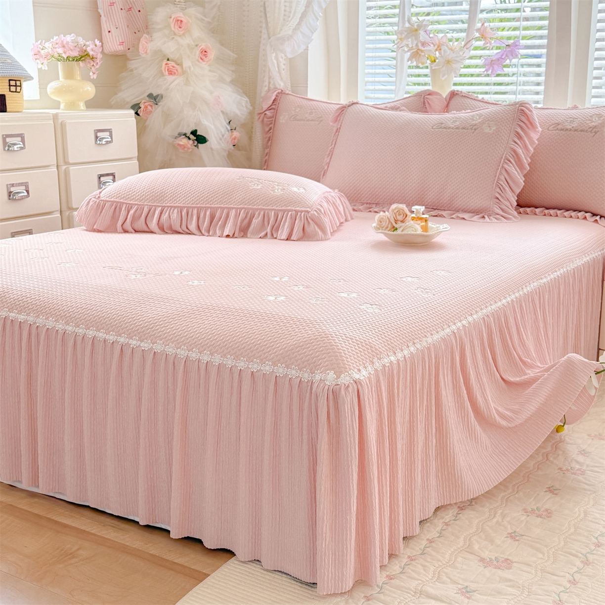 91家纺网 家纺一手货源 找家纺 绒棉世家 2026新款-高克重PE聚乙中分子提花银丝缎刺绣法式花边复合凉感软席 花信-粉玉