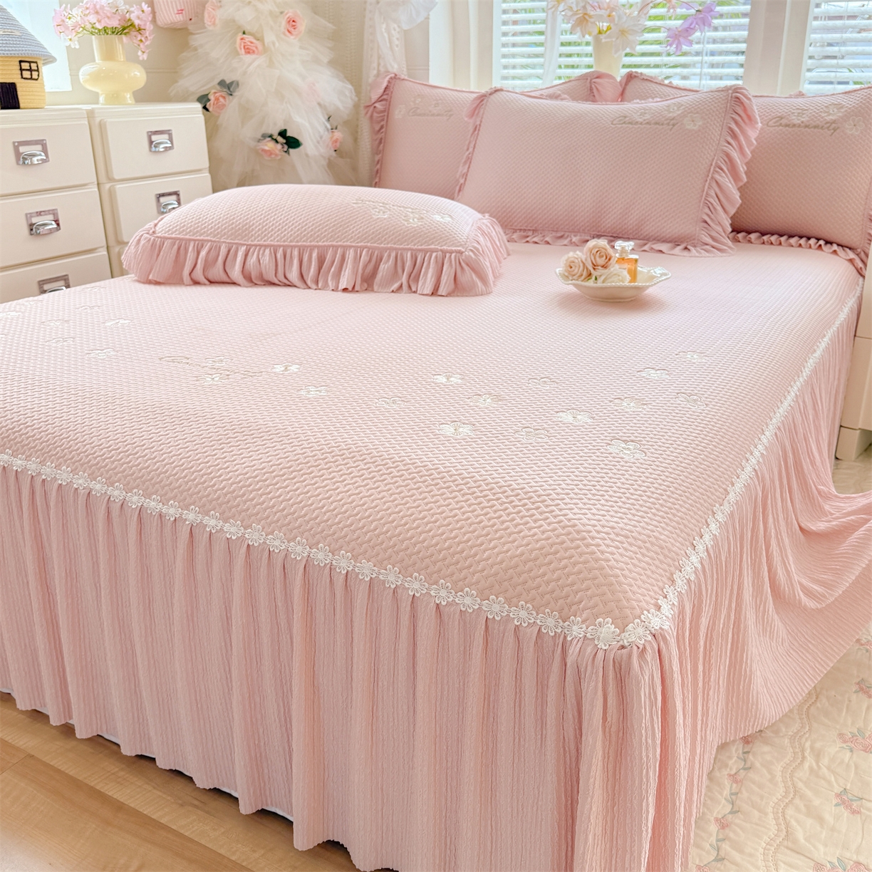 91家纺网 家纺一手货源 找家纺 绒棉世家 2026新款-高克重PE聚乙中分子提花银丝缎刺绣法式花边复合凉感软席 花信-粉玉