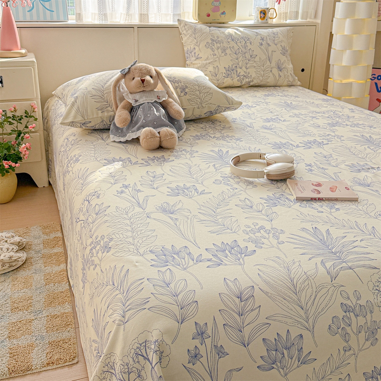 91家纺网 家纺一手货源 找家纺 名兮家居 2026新款全棉A类卡通简约时尚老粗布床单 繁花-蓝