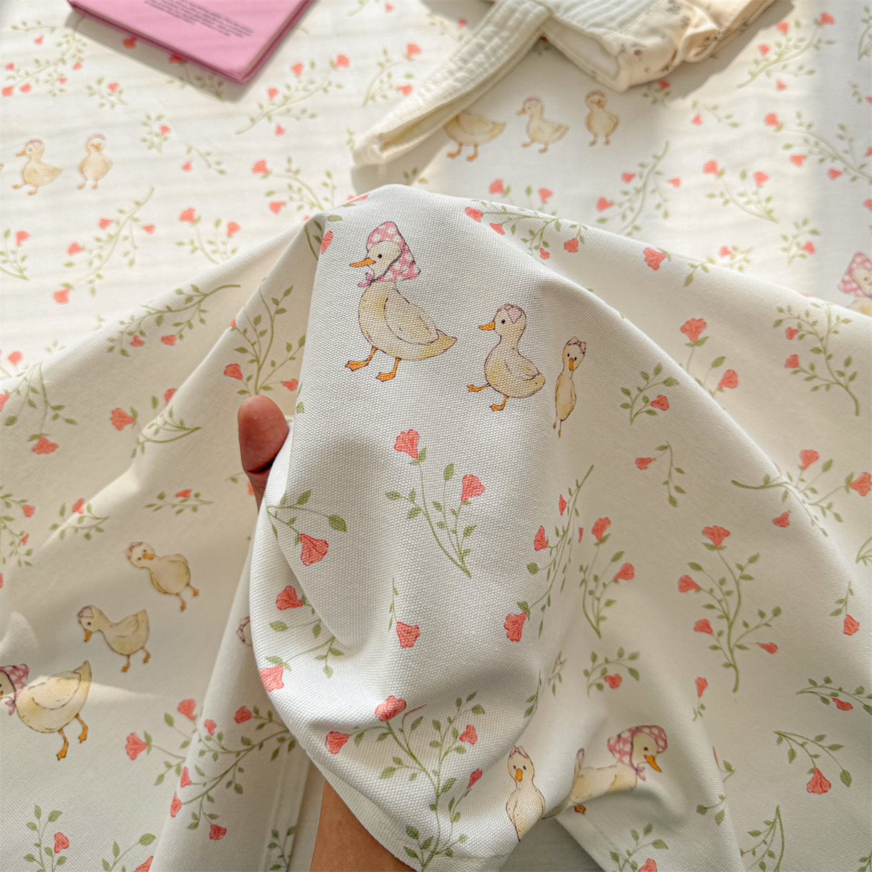 91家纺网 家纺一手货源 找家纺 名兮家居 2026新款全棉A类卡通简约时尚老粗布床单 鸭鸭春游