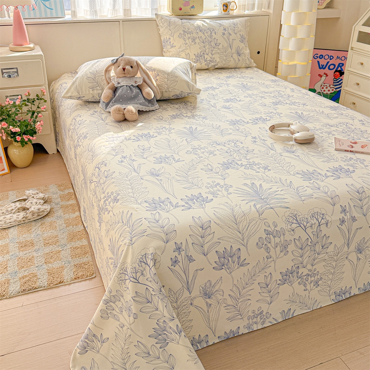 91家纺网 家纺一手货源 找家纺 名兮家居 2026新款全棉A类卡通简约时尚老粗布床单 繁花-蓝