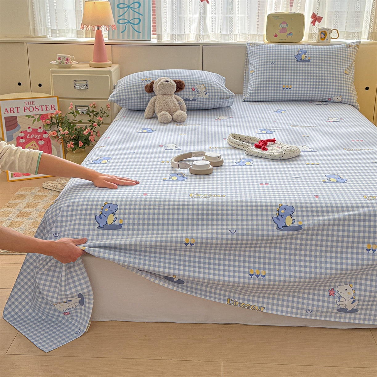 91家纺网 家纺一手货源 找家纺 名兮家居 2026新款全棉A类卡通简约时尚老粗布床单 蓝格龙宝