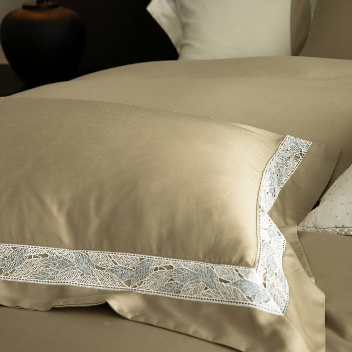 91家纺网 家纺一手货源 找家纺 蕾诺家纺 2026秋冬新品100支高定100S全棉四件套 棉森蔓-灰湖绿