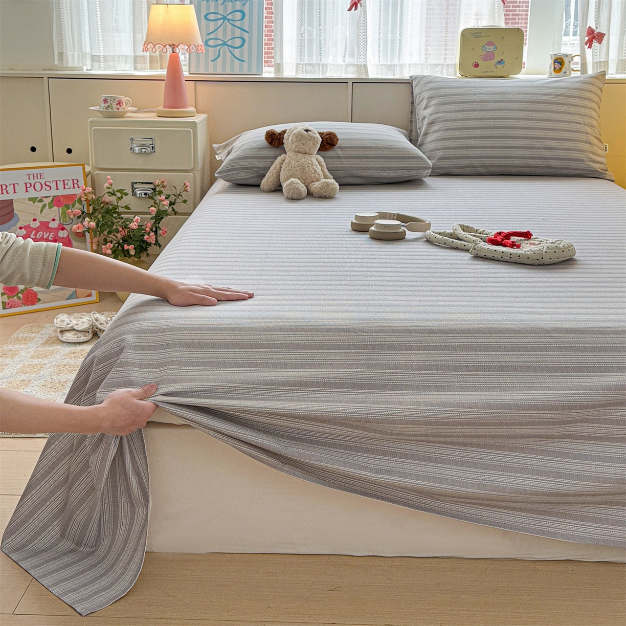 91家纺网 家纺一手货源 找家纺 名兮家居 2026新款全棉A类卡通简约时尚老粗布床单 条纹灰