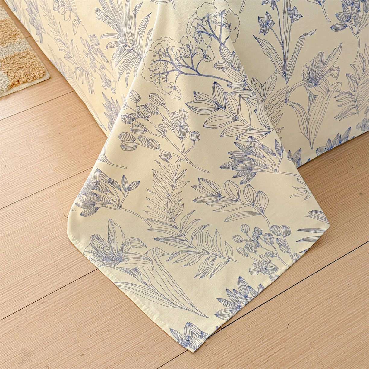 91家纺网 家纺一手货源 找家纺 名兮家居 2026新款全棉A类卡通简约时尚老粗布床单 繁花-蓝