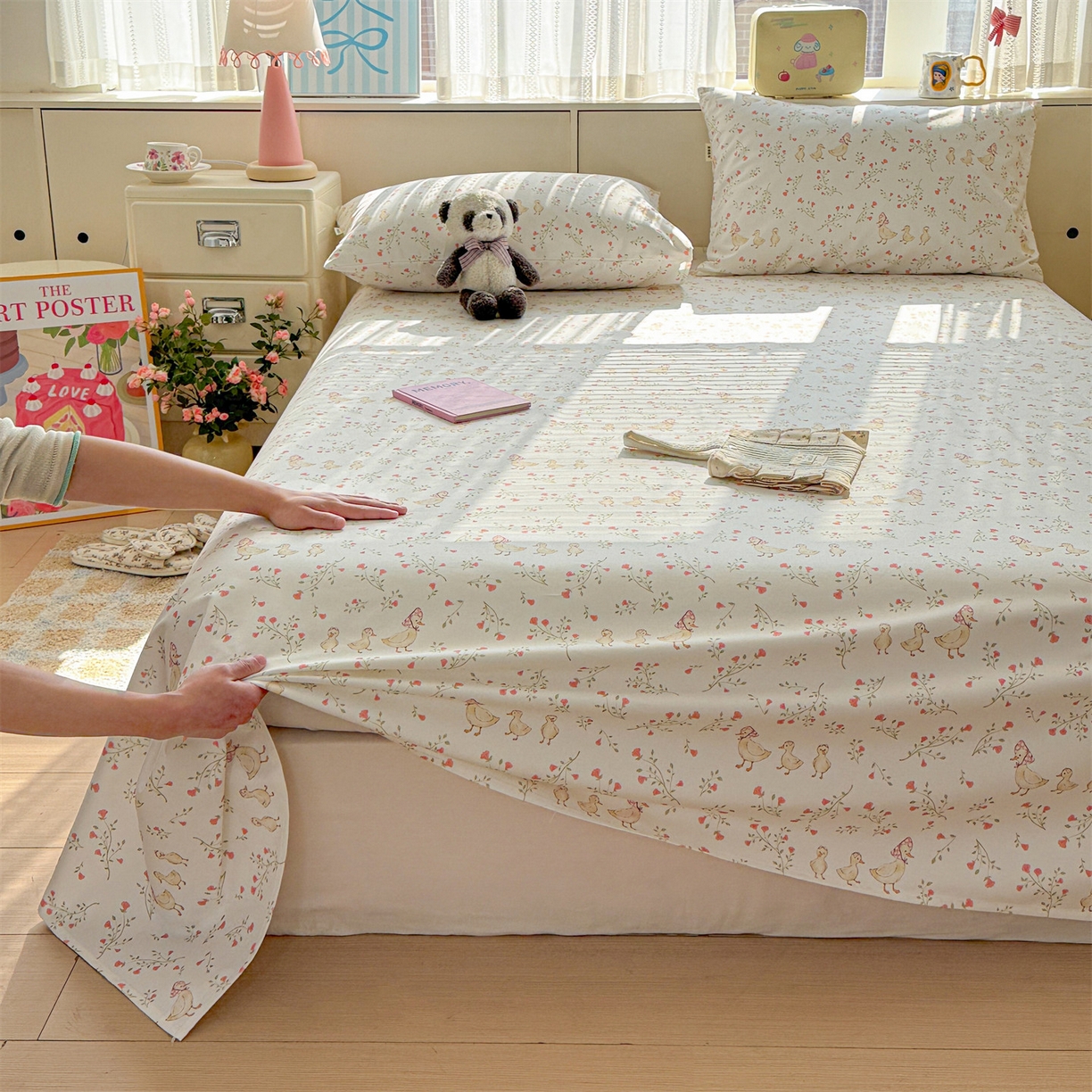 91家纺网 家纺一手货源 找家纺 名兮家居 2026新款全棉A类卡通简约时尚老粗布床单 鸭鸭春游