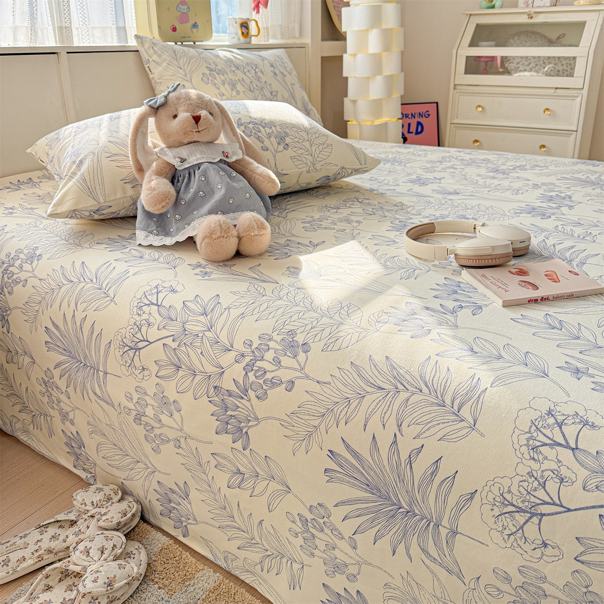 91家纺网 家纺一手货源 找家纺 名兮家居 2026新款全棉A类卡通简约时尚老粗布床单 繁花-蓝