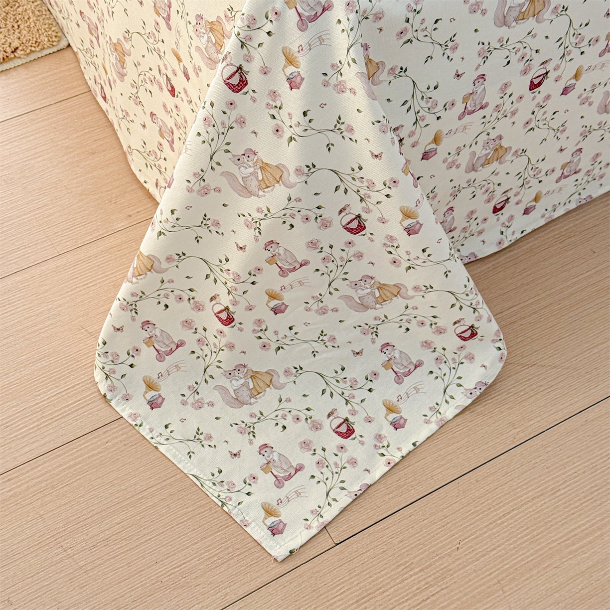 91家纺网 家纺一手货源 找家纺 名兮家居 2026新款全棉A类卡通简约时尚老粗布床单 森林舞会