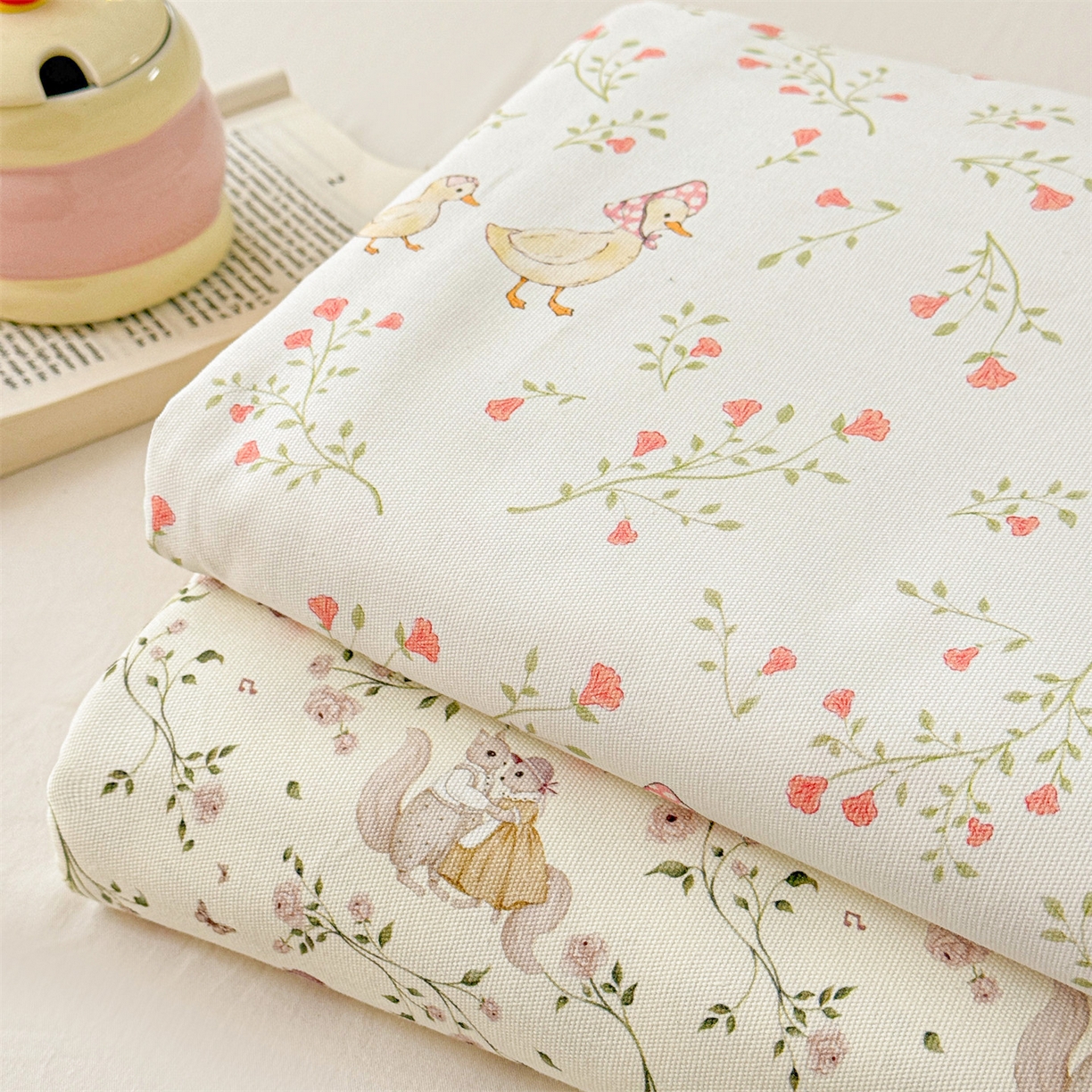 91家纺网 家纺一手货源 找家纺 名兮家居 2026新款全棉A类卡通简约时尚老粗布床单 鸭鸭春游