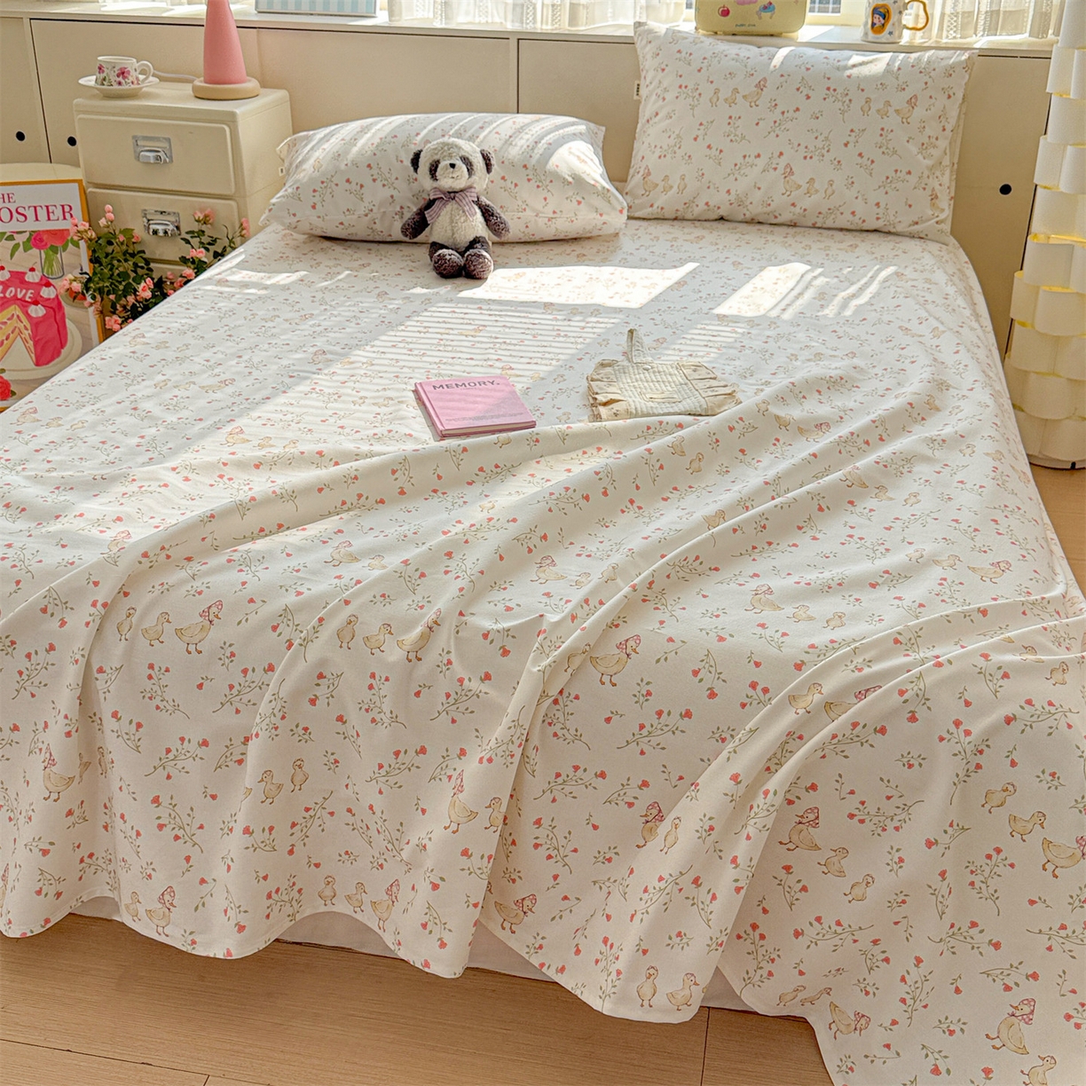 91家纺网 家纺一手货源 找家纺 名兮家居 2026新款全棉A类卡通简约时尚老粗布床单 鸭鸭春游