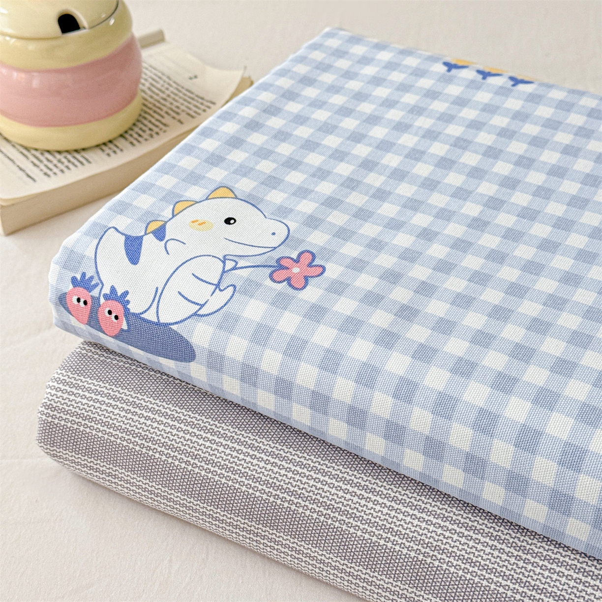 91家纺网 家纺一手货源 找家纺 名兮家居 2026新款全棉A类卡通简约时尚老粗布床单 蓝格龙宝