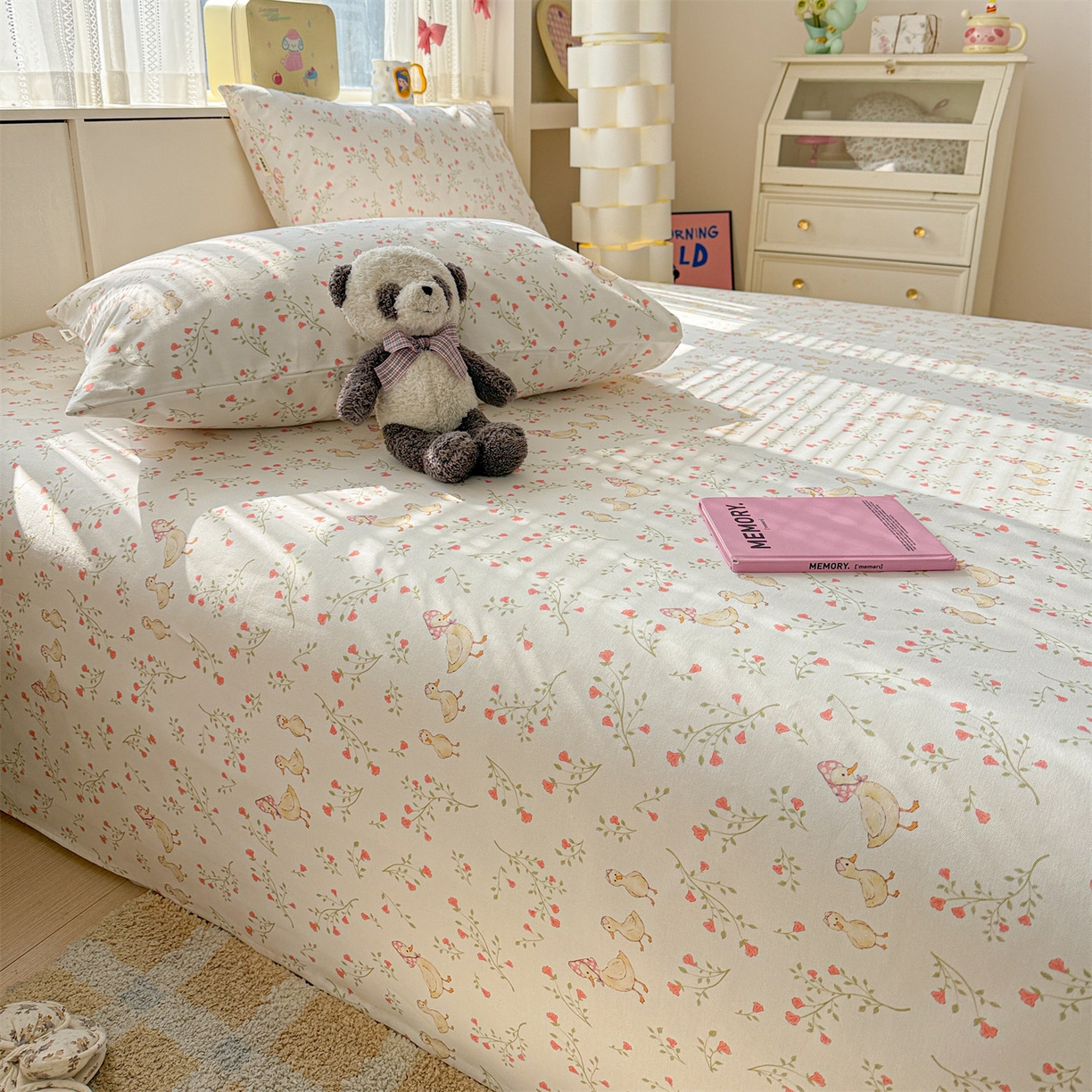 91家纺网 家纺一手货源 找家纺 名兮家居 2026新款全棉A类卡通简约时尚老粗布床单 鸭鸭春游