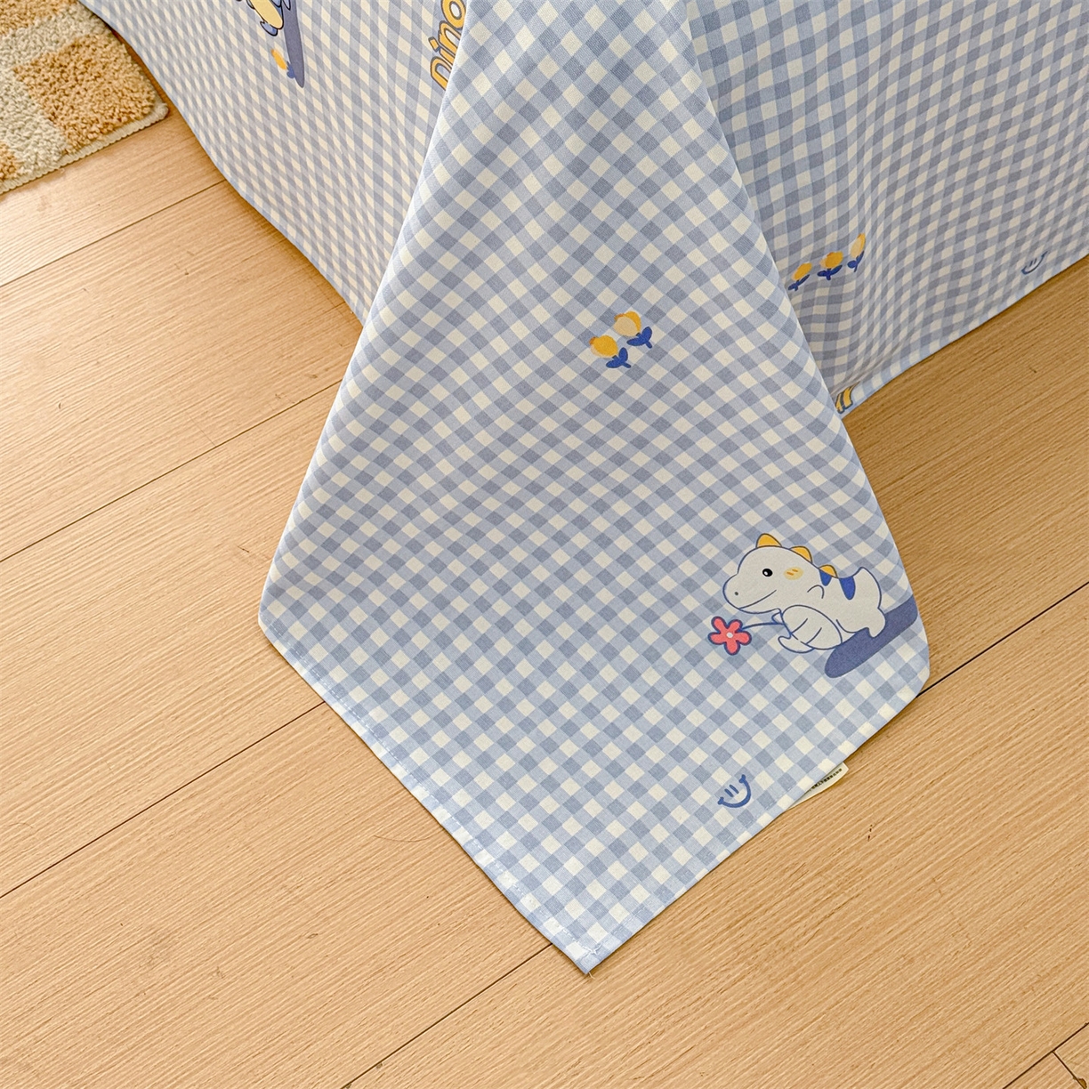 91家纺网 家纺一手货源 找家纺 名兮家居 2026新款全棉A类卡通简约时尚老粗布床单 蓝格龙宝