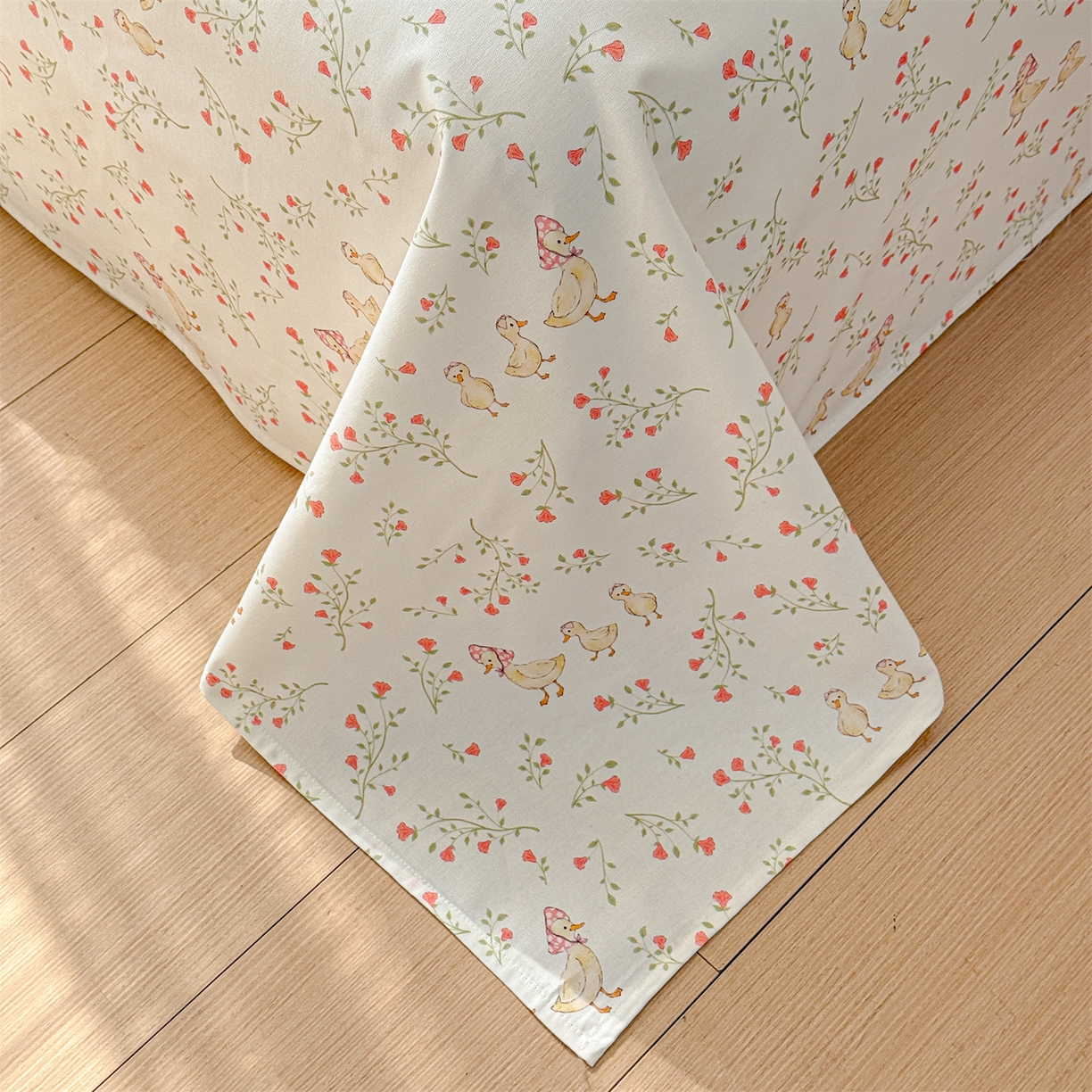 91家纺网 家纺一手货源 找家纺 名兮家居 2026新款全棉A类卡通简约时尚老粗布床单 鸭鸭春游