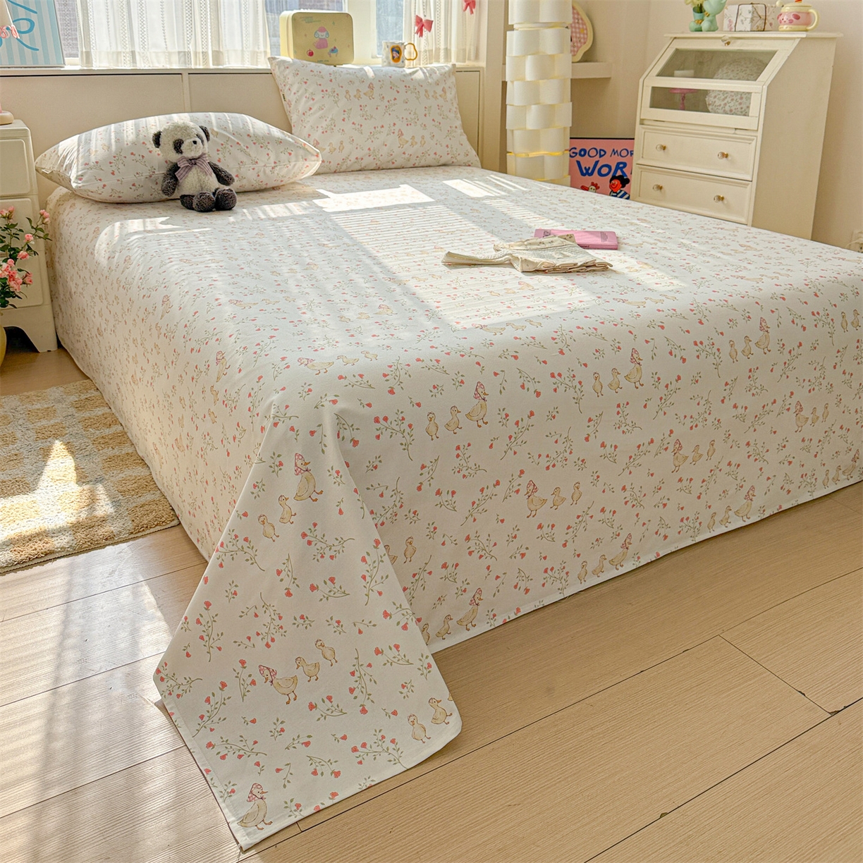 91家纺网 家纺一手货源 找家纺 名兮家居 2026新款全棉A类卡通简约时尚老粗布床单 鸭鸭春游