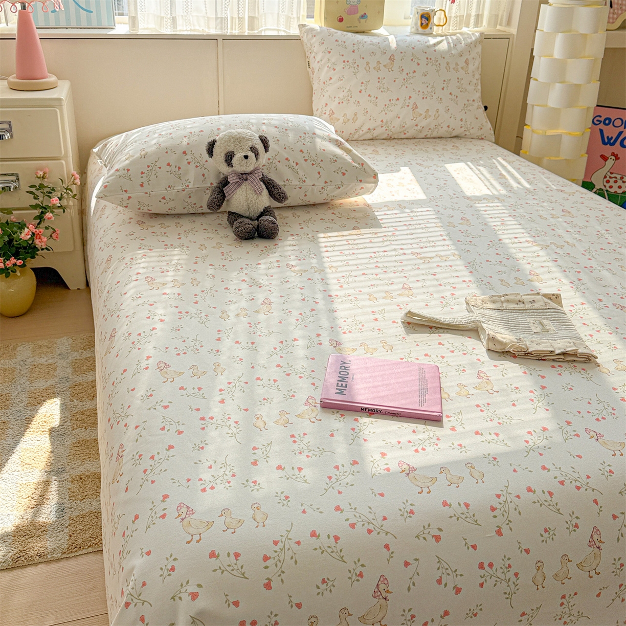 91家纺网 家纺一手货源 找家纺 名兮家居 2026新款全棉A类卡通简约时尚老粗布床单 鸭鸭春游