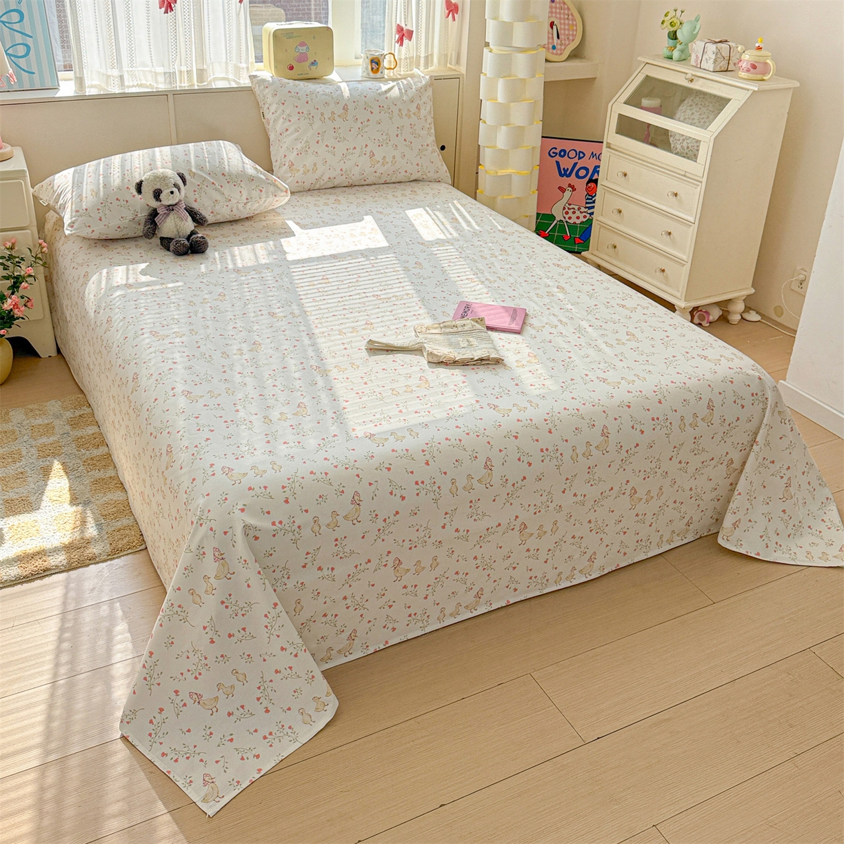 91家纺网 家纺一手货源 找家纺 名兮家居 2026新款全棉A类卡通简约时尚老粗布床单 鸭鸭春游