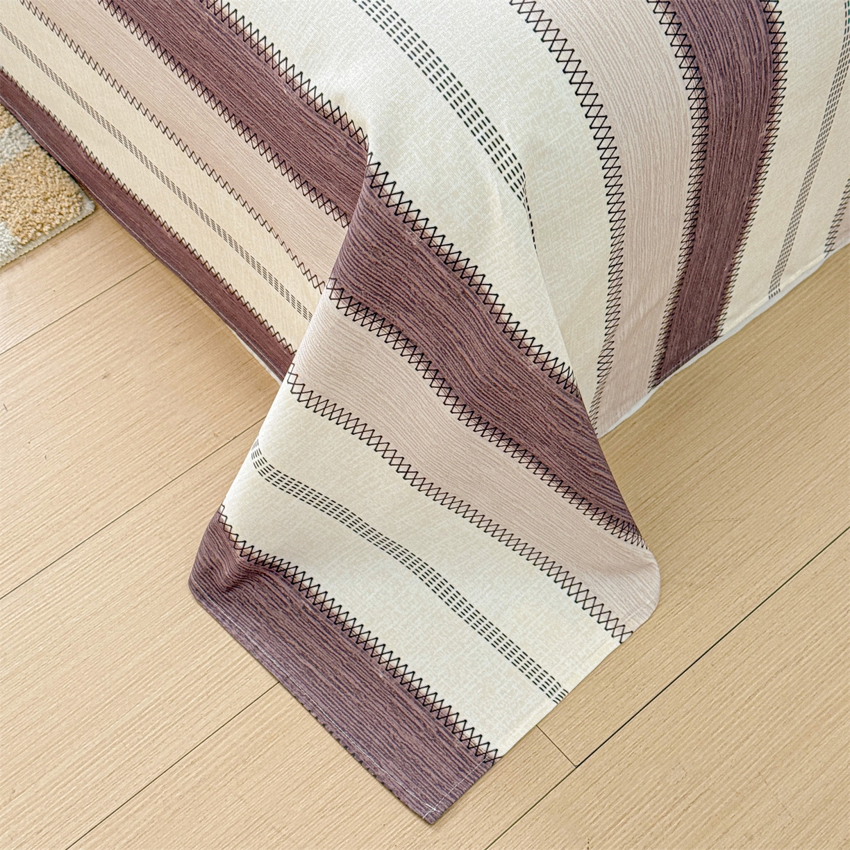 91家纺网 家纺一手货源 找家纺 名兮家居 2026新款全棉A类卡通简约时尚老粗布床单 竖条咖