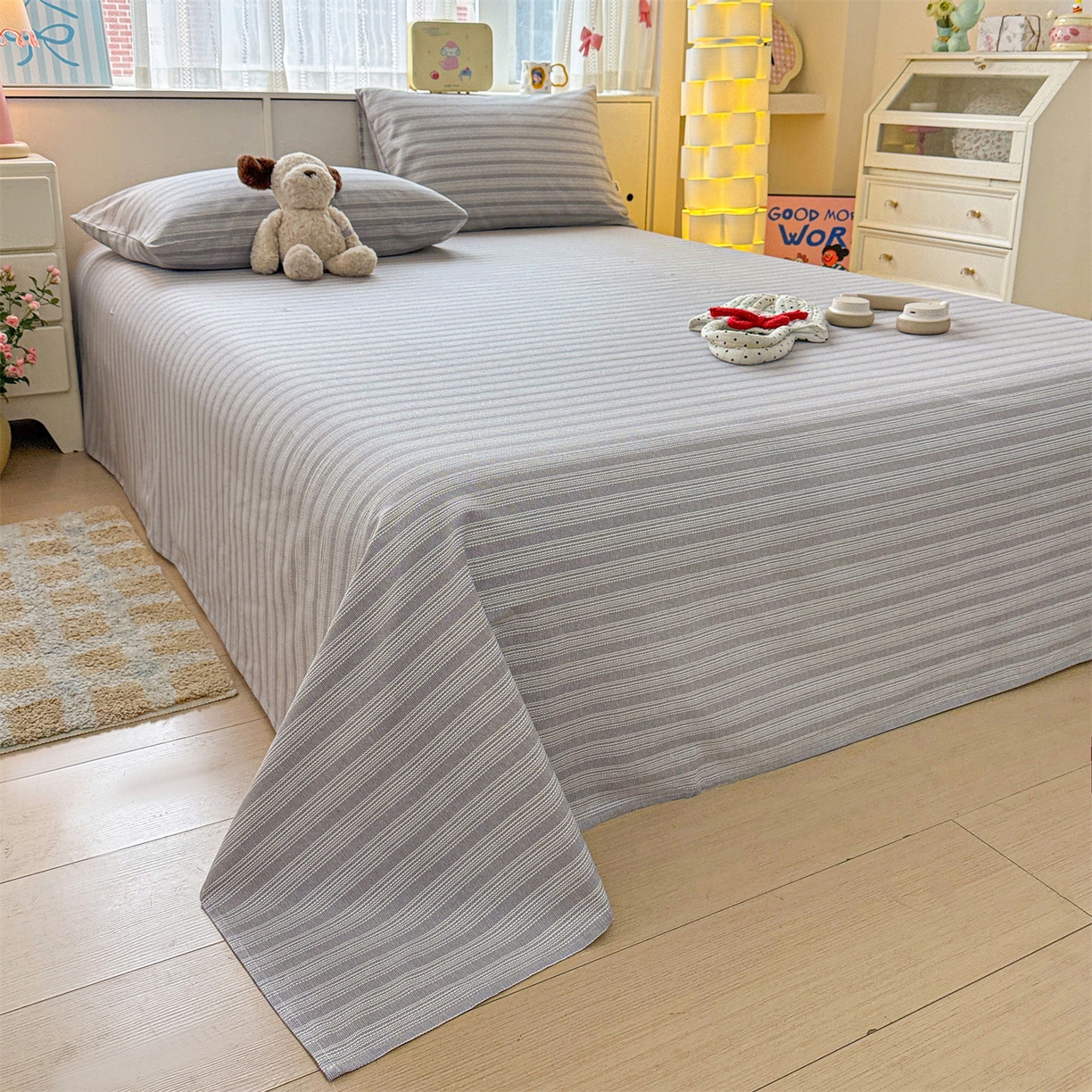 91家纺网 家纺一手货源 找家纺 名兮家居 2026新款全棉A类卡通简约时尚老粗布床单 条纹灰