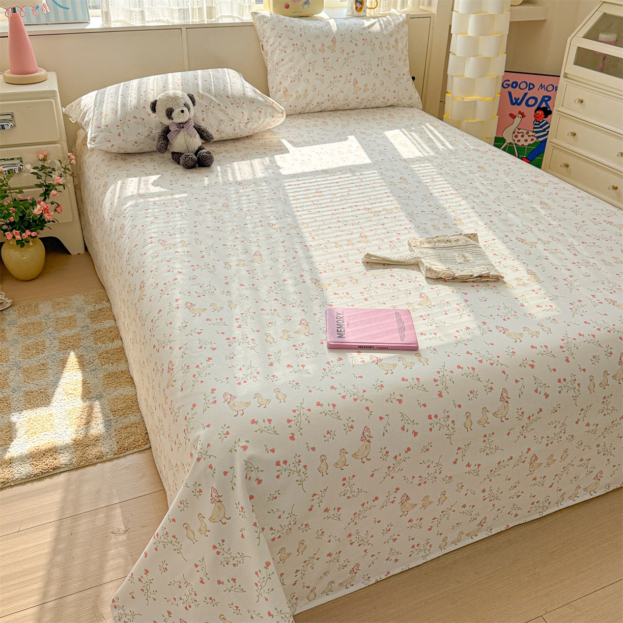 91家纺网 家纺一手货源 找家纺 名兮家居 2026新款全棉A类卡通简约时尚老粗布床单 鸭鸭春游