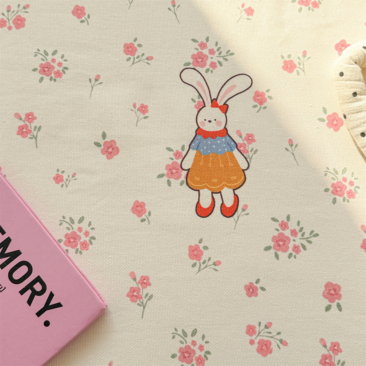 91家纺网 家纺一手货源 找家纺 名兮家居 2026新款全棉A类卡通简约时尚老粗布床单 花漾小兔