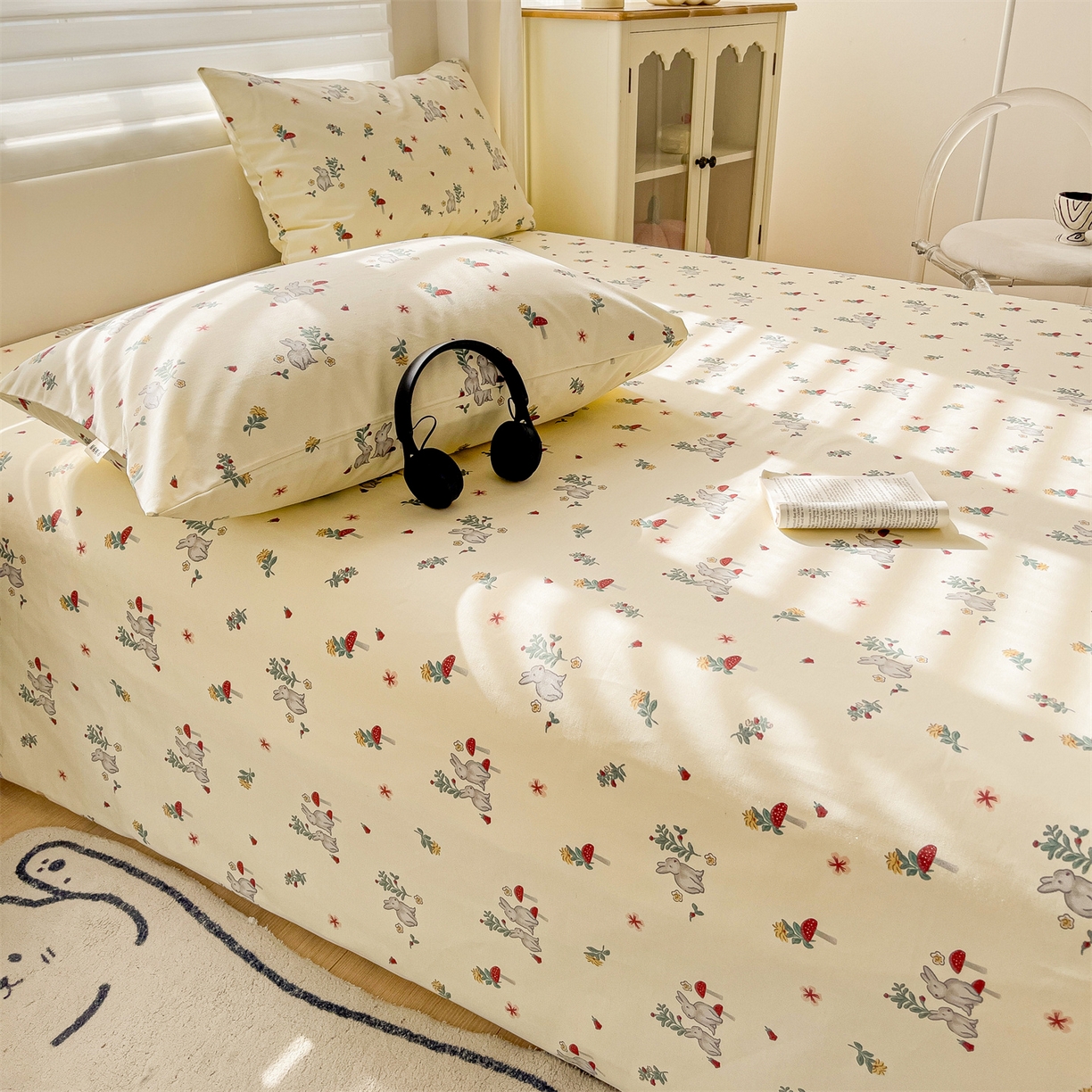 91家纺网 家纺一手货源 找家纺 名兮家居 2026新款全棉A类卡通简约时尚老粗布床单 花兔兔