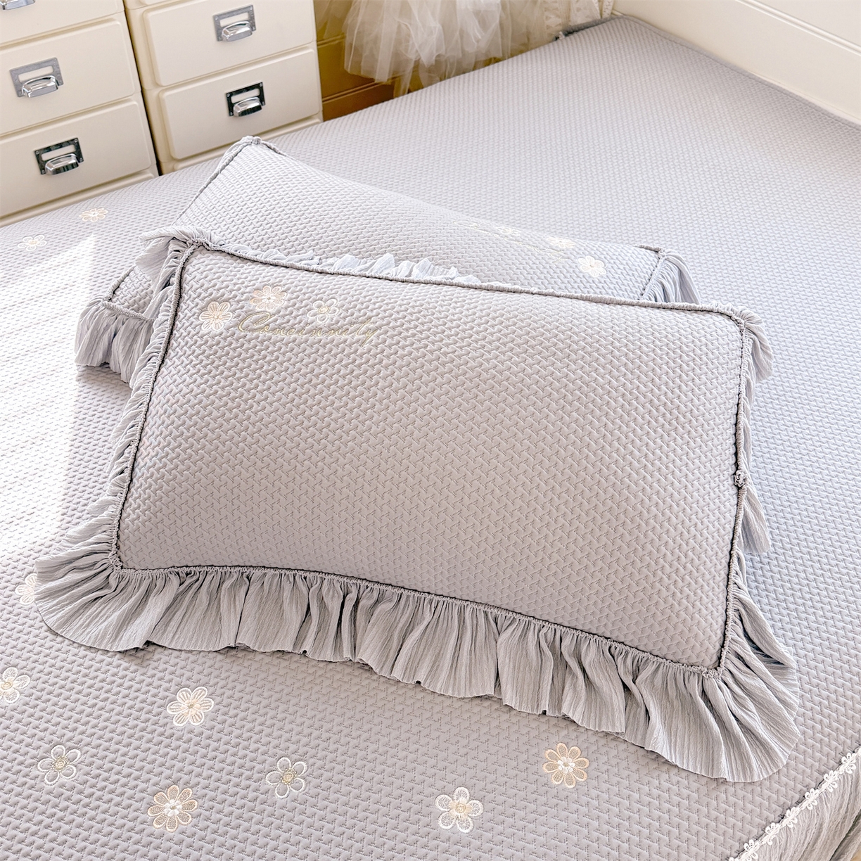 91家纺网 家纺一手货源 找家纺 绒棉世家 2026新款-高克重PE聚乙中分子提花银丝缎刺绣法式花边复合凉感软席 花信-浅灰