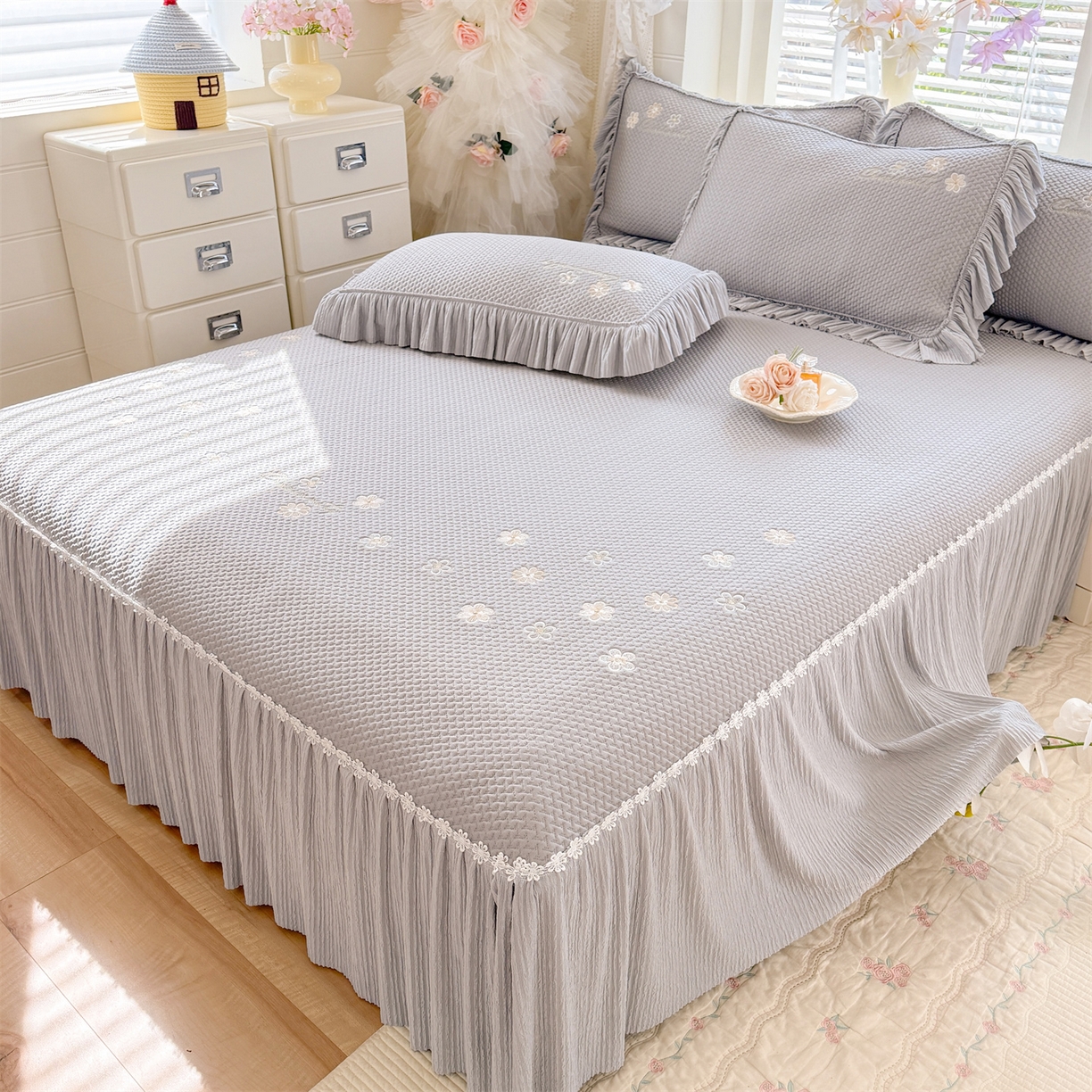 91家纺网 家纺一手货源 找家纺 绒棉世家 2026新款-高克重PE聚乙中分子提花银丝缎刺绣法式花边复合凉感软席 花信-浅灰