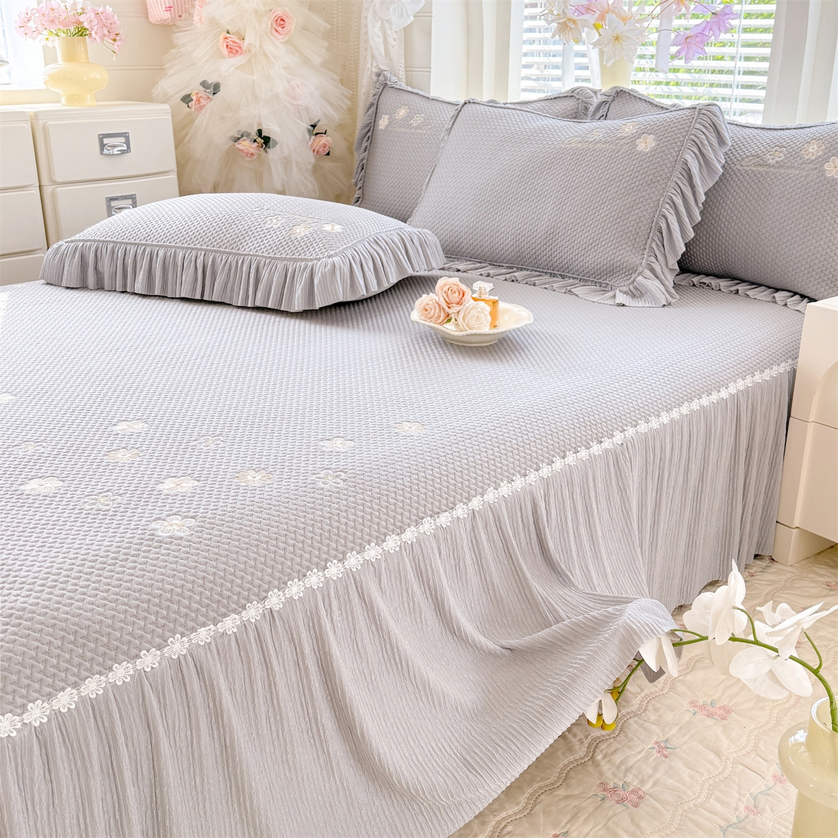 91家纺网 家纺一手货源 找家纺 绒棉世家 2026新款-高克重PE聚乙中分子提花银丝缎刺绣法式花边复合凉感软席 花信-浅灰