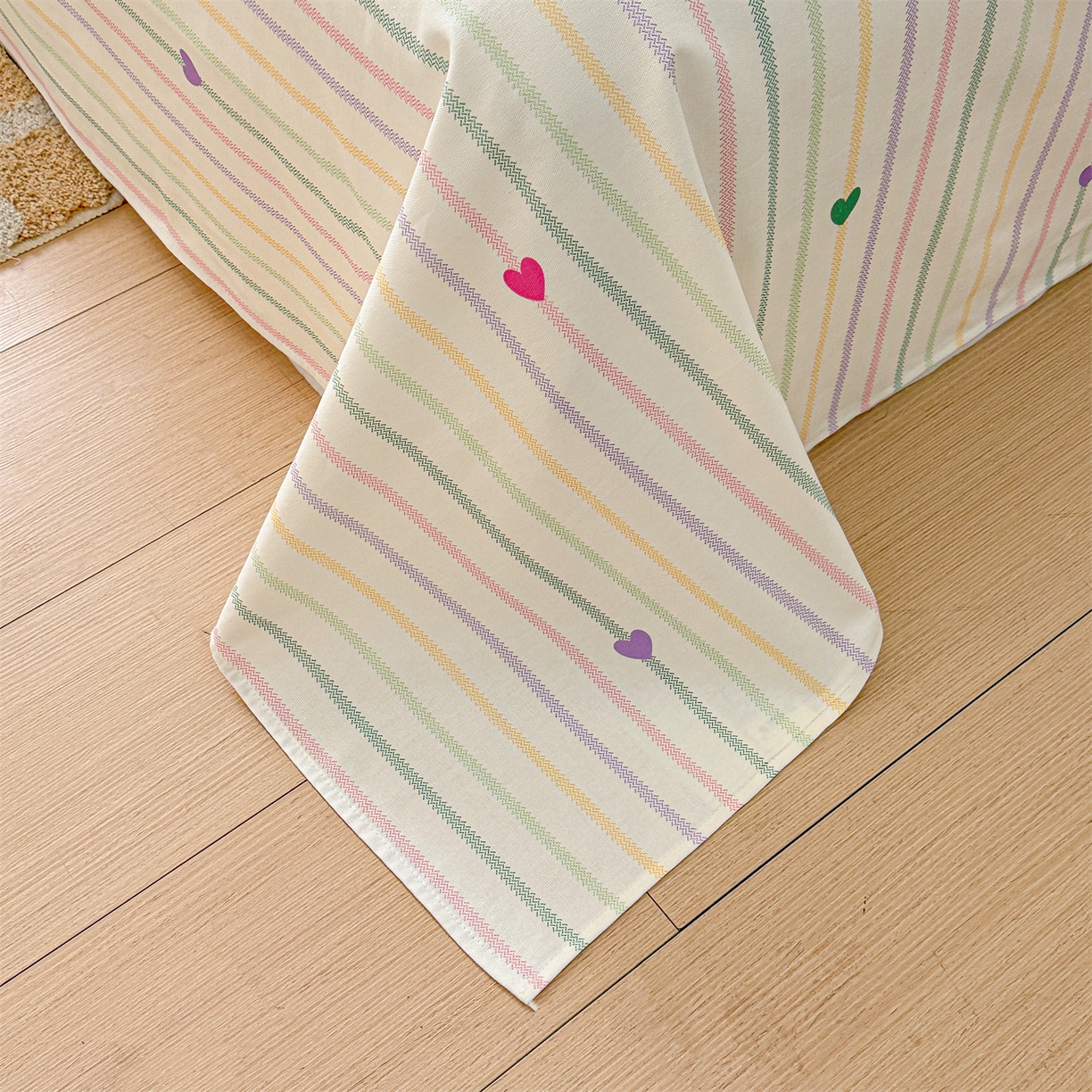 91家纺网 家纺一手货源 找家纺 名兮家居 2026新款全棉A类卡通简约时尚老粗布床单 竖条小爱心