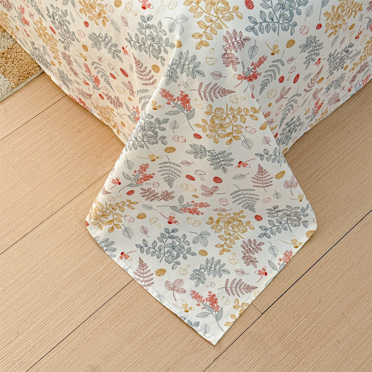 91家纺网 家纺一手货源 找家纺 名兮家居 2026新款全棉A类卡通简约时尚老粗布床单 叶语红果