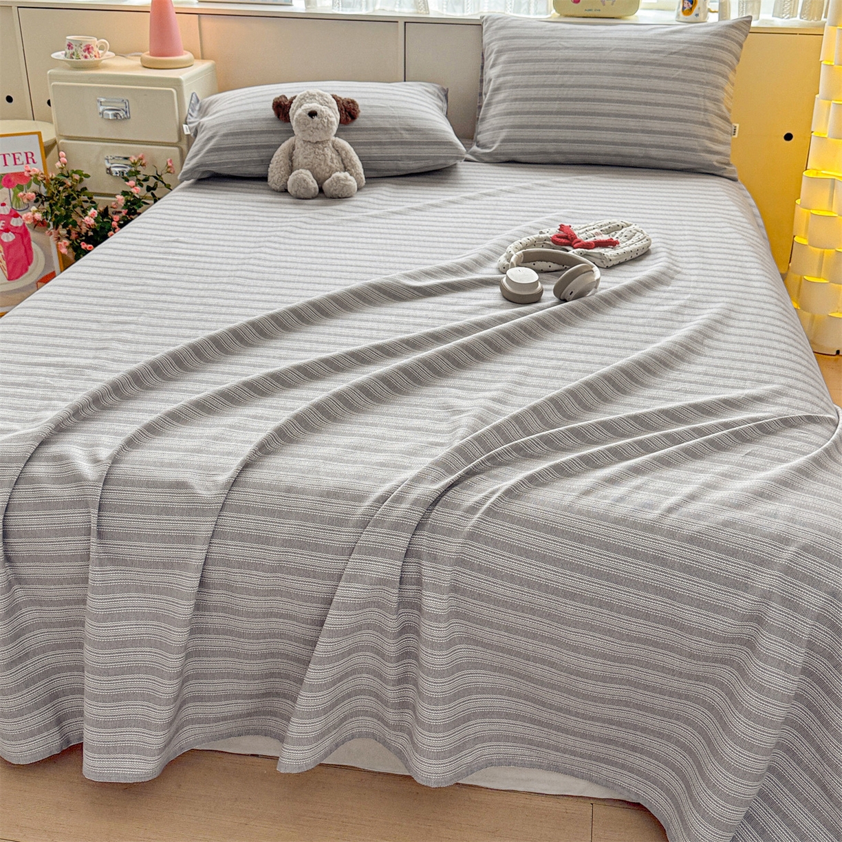 91家纺网 家纺一手货源 找家纺 名兮家居 2026新款全棉A类卡通简约时尚老粗布床单 条纹灰