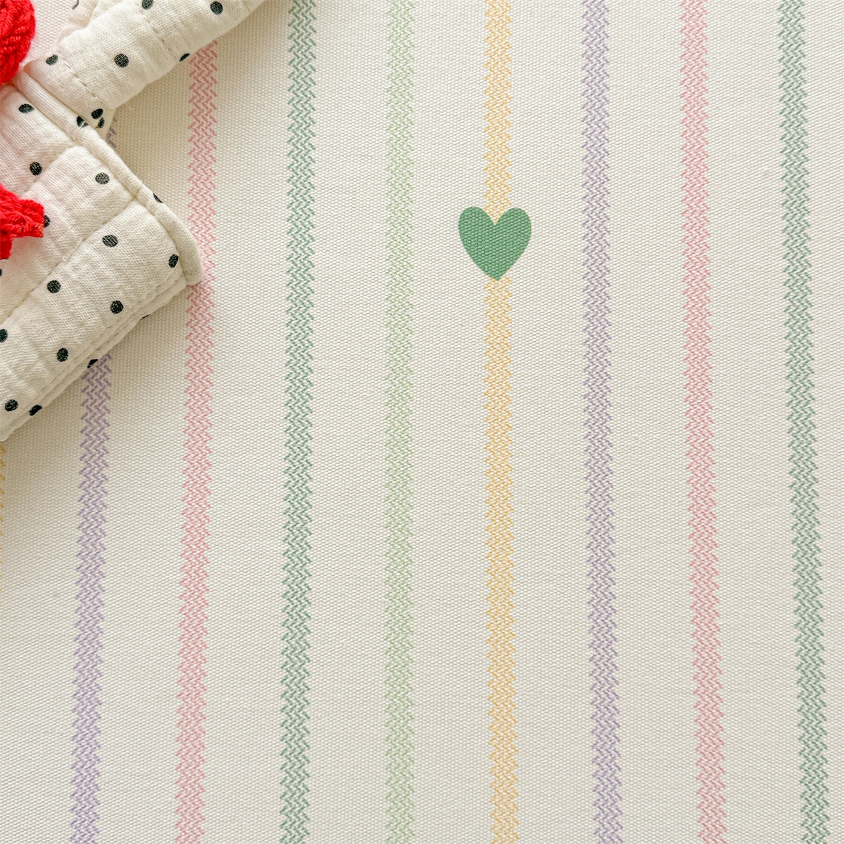 91家纺网 家纺一手货源 找家纺 名兮家居 2026新款全棉A类卡通简约时尚老粗布床单 竖条小爱心