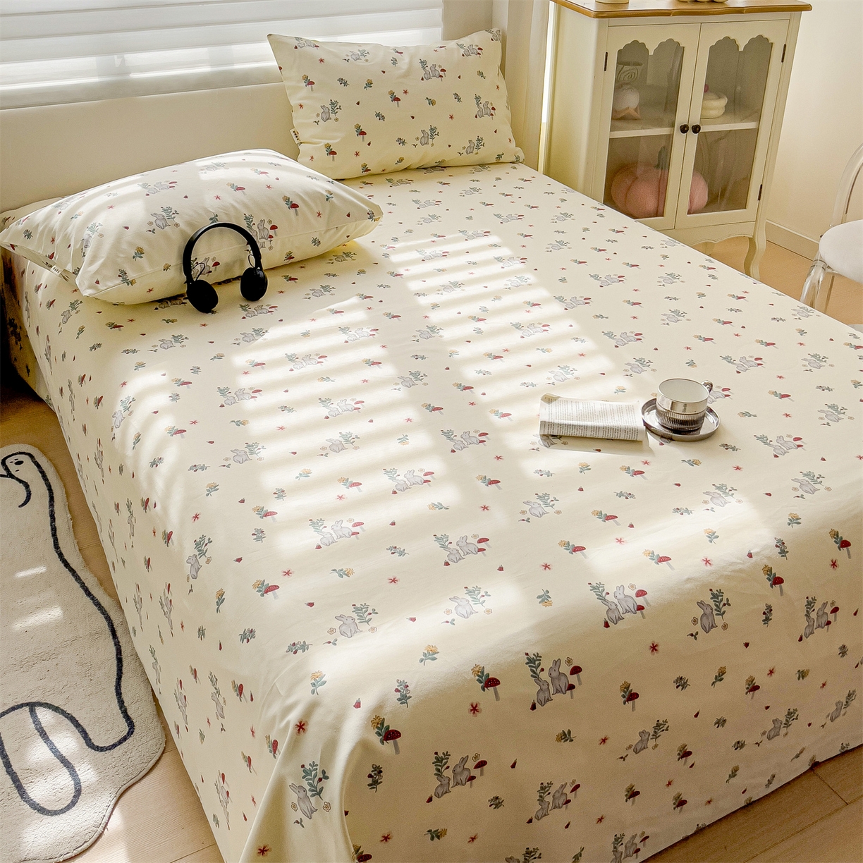 91家纺网 家纺一手货源 找家纺 名兮家居 2026新款全棉A类卡通简约时尚老粗布床单 花兔兔