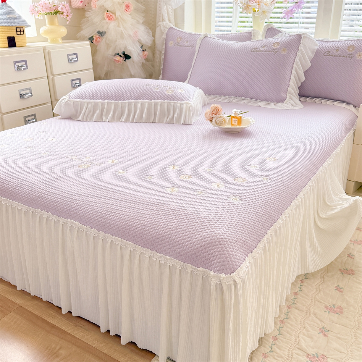 91家纺网 家纺一手货源 找家纺 绒棉世家 2026新款-高克重PE聚乙中分子提花银丝缎刺绣法式花边复合凉感软席 花信-香芋紫