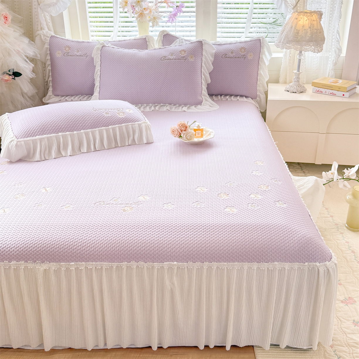 91家纺网 家纺一手货源 找家纺 绒棉世家 2026新款-高克重PE聚乙中分子提花银丝缎刺绣法式花边复合凉感软席 花信-香芋紫