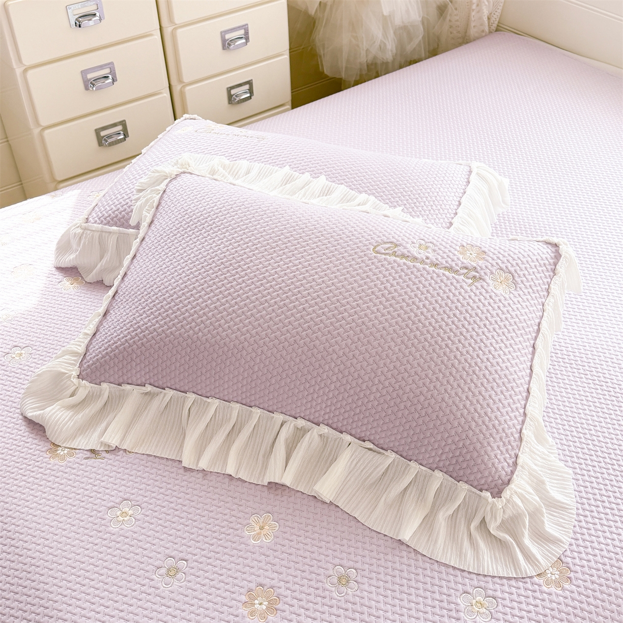 91家纺网 家纺一手货源 找家纺 绒棉世家 2026新款-高克重PE聚乙中分子提花银丝缎刺绣法式花边复合凉感软席 花信-香芋紫