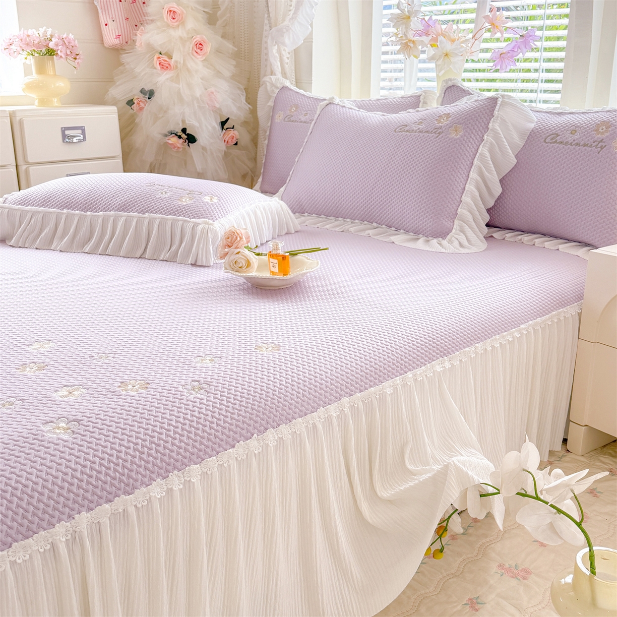 91家纺网 家纺一手货源 找家纺 绒棉世家 2026新款-高克重PE聚乙中分子提花银丝缎刺绣法式花边复合凉感软席 花信-香芋紫