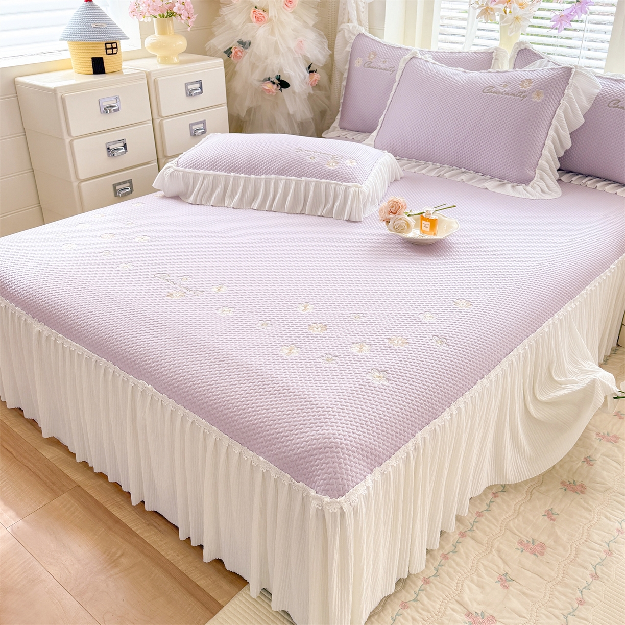 91家纺网 家纺一手货源 找家纺 绒棉世家 2026新款-高克重PE聚乙中分子提花银丝缎刺绣法式花边复合凉感软席 花信-香芋紫