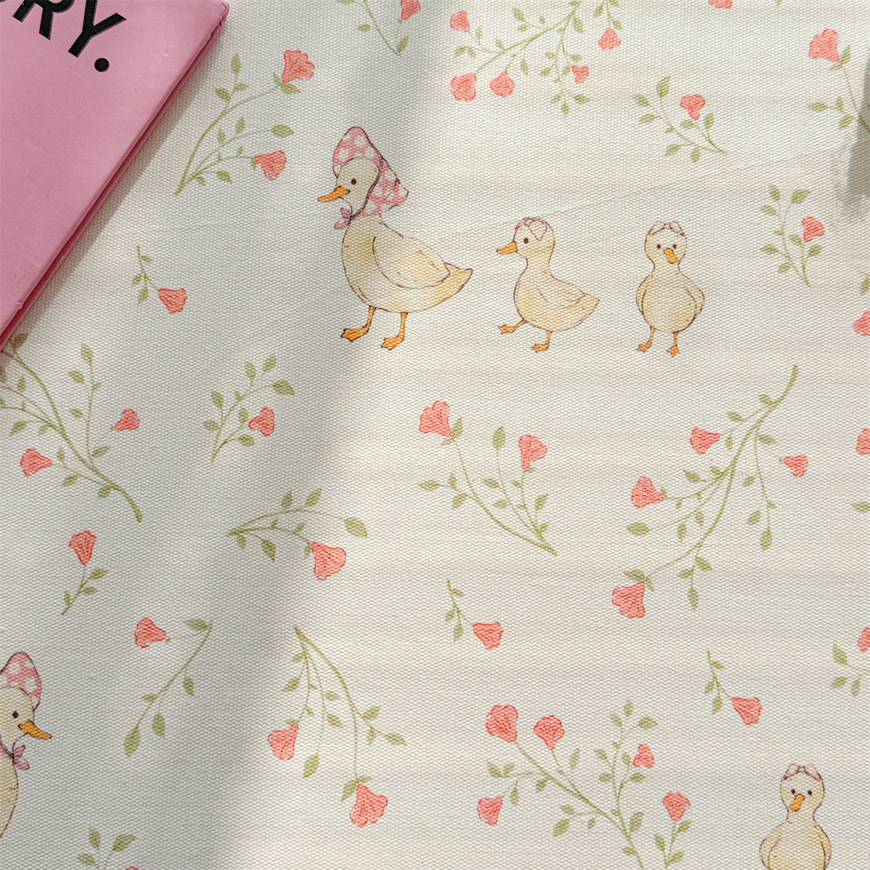 91家纺网 家纺一手货源 找家纺 名兮家居 2026新款全棉A类卡通简约时尚老粗布床单 鸭鸭春游