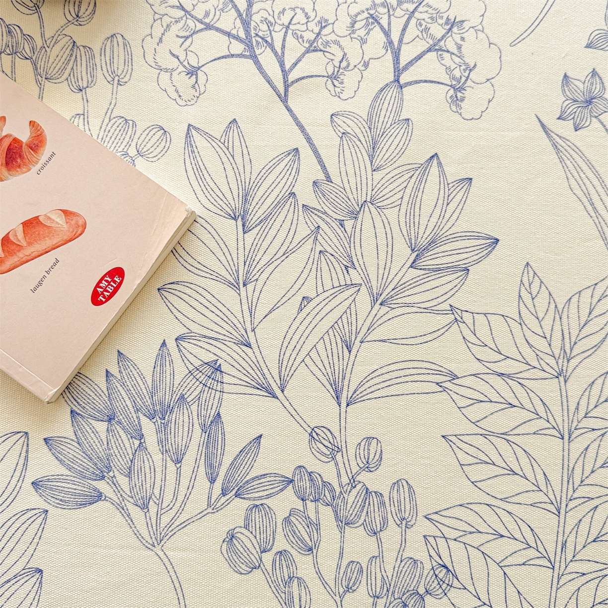 91家纺网 家纺一手货源 找家纺 名兮家居 2026新款全棉A类卡通简约时尚老粗布床单 繁花-蓝