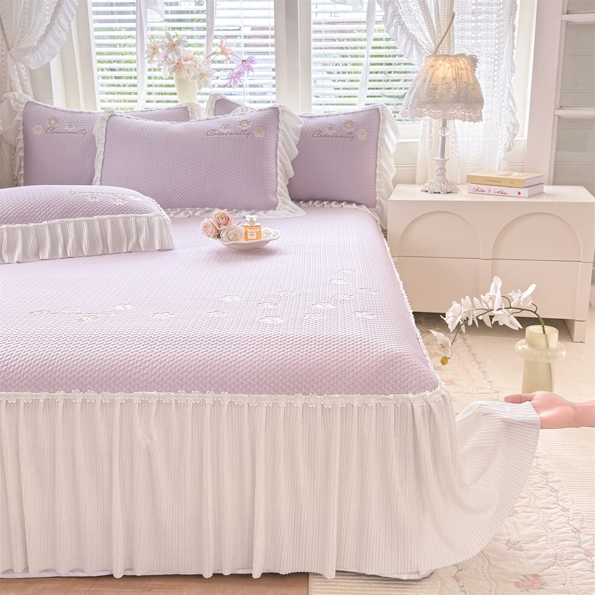 91家纺网 家纺一手货源 找家纺 绒棉世家 2026新款-高克重PE聚乙中分子提花银丝缎刺绣法式花边复合凉感软席 花信-香芋紫