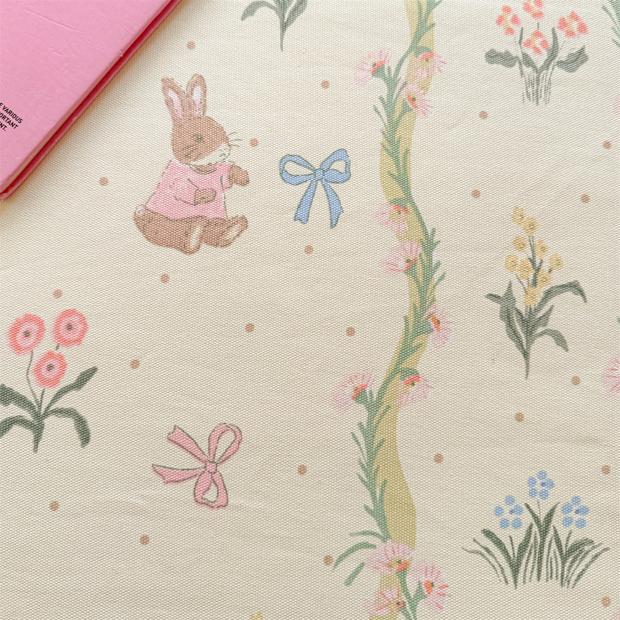 91家纺网 家纺一手货源 找家纺 名兮家居 2026新款全棉A类卡通简约时尚老粗布床单 藤蔓兔