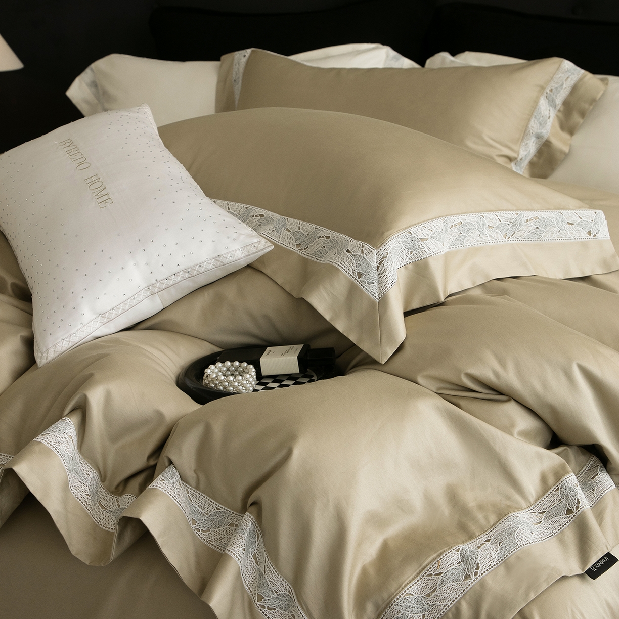 91家纺网 家纺一手货源 找家纺 蕾诺家纺 2026秋冬新品100支高定100S全棉四件套 棉森蔓-灰湖绿